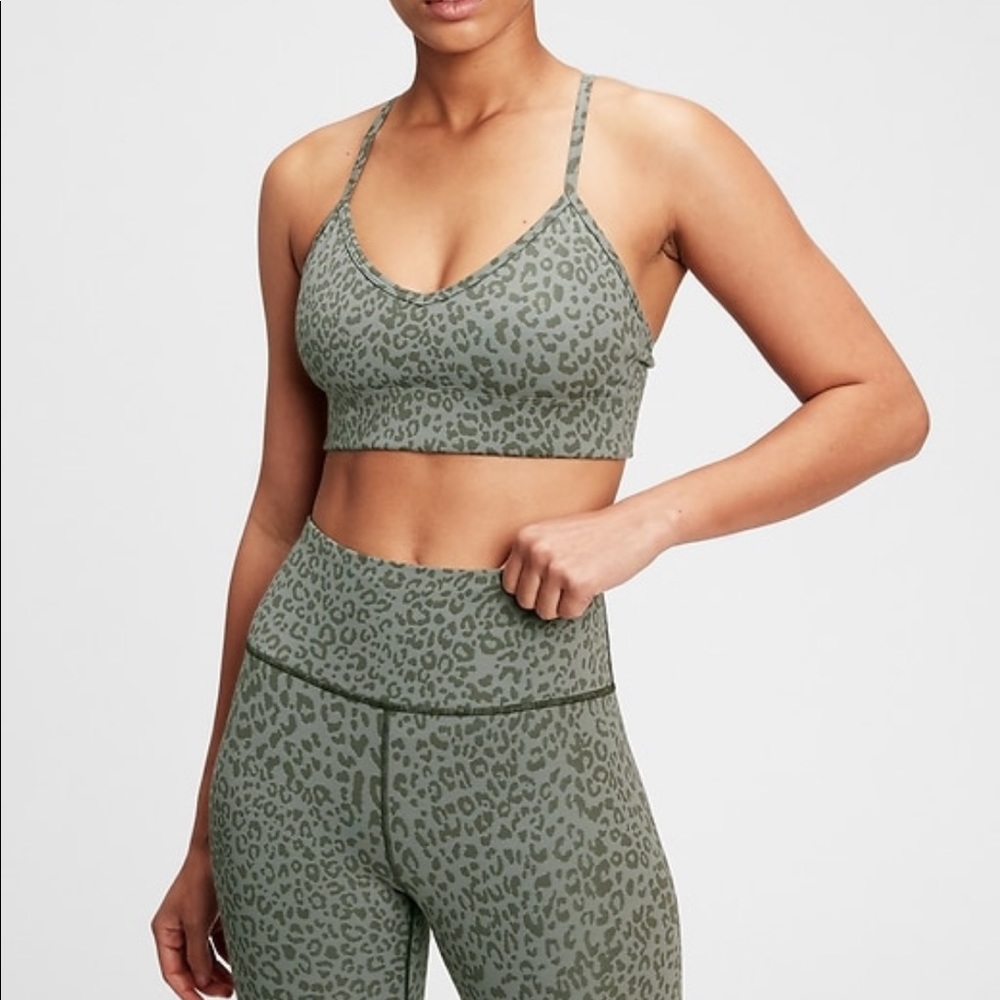 GapFit Blackout Technology Sportsbra Army Green Leopard Print